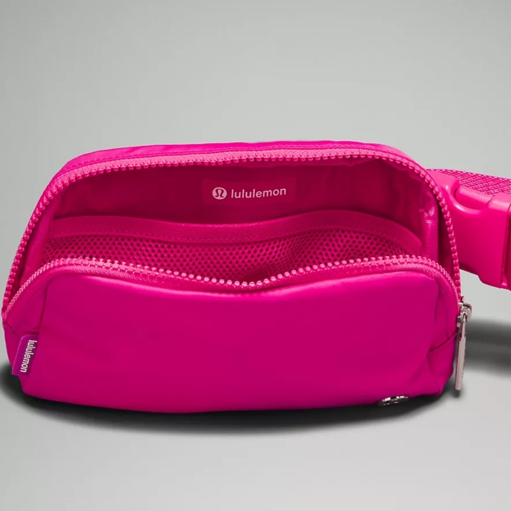 Lululemon Everywhere Belt Bag 1L NWT Sonic Pink & White - Picture 5 of 6